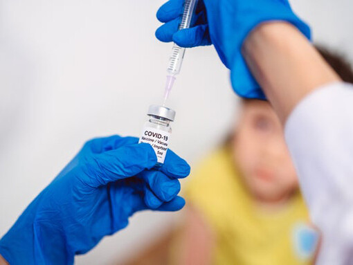 Actualmente existe una gran controversia en la cuestión acerca de la indicación de la vacuna contra el coronavirus en la población infantil, siendo las posturas adoptadas por los diferentes países desiguales entre sí