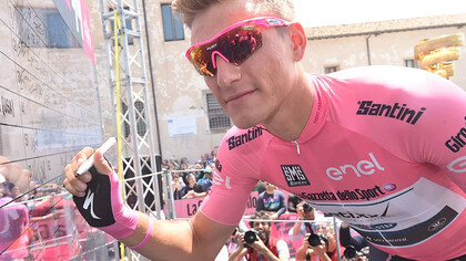 Marcel Kittel firma in rosa alla partenza