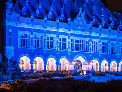 El Palacio de la Paz de La Haya se tiñó de azul con motivo del 70.º aniversario de las Naciones Unidas, Países Bajos