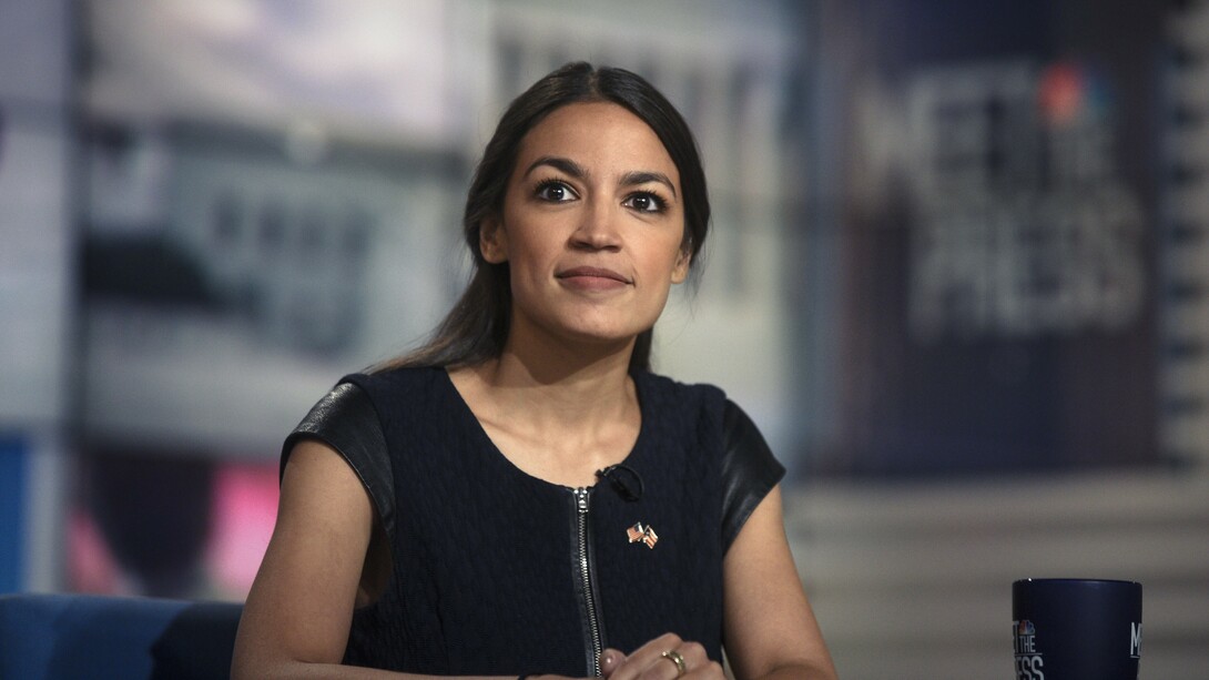 Alexandria Ocasio-Cortez, la congresista más joven, todavía no ha tenido tenido tiempo de equivocarse y algunos comentaristas y comentadores ya la ponen verde