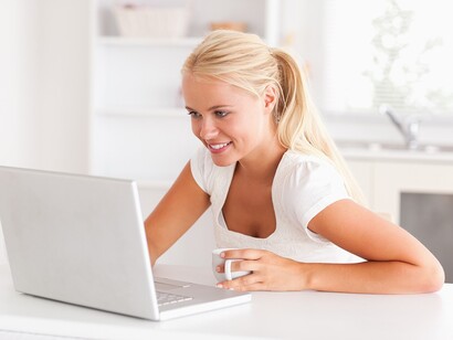 Trabajando en casa mientras toma un café