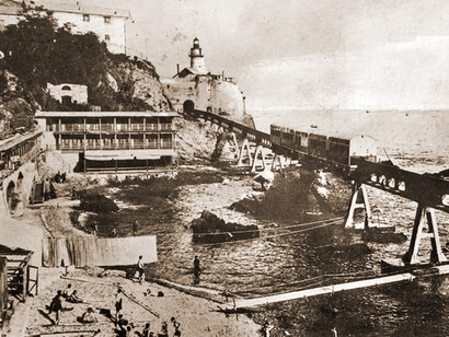 Il convoglio sfreccia al largo dei bagni Cava. Collezione Stefano Finauri