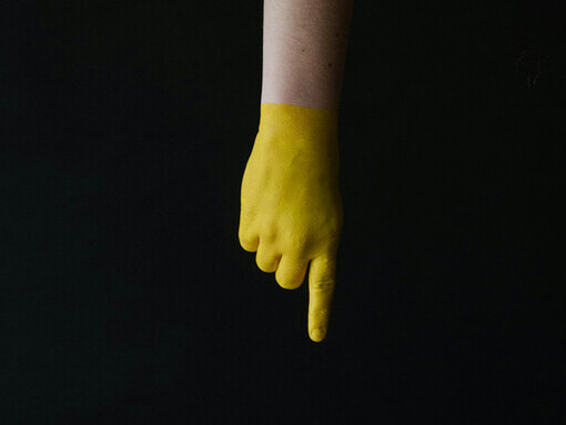 Saiba como a exposição constante a julgamentos online pode causar baixa autoestima, ansiedade e até mesmo depressão em usuários vulneráveis