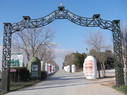 La Ermita es una nave con crucero presidida por una preciosa imagen de su titular, la Santísima Virgen de las Viñas. Desde sus puertas realizadas en forja y vidriera, su mobiliario, sus vidrieras con los cuatro evangelistas, hasta la pintura del techo del Camarín de la Virgen que constituye una auténtica obra de arte, obra del pintor Ezequiel Cano