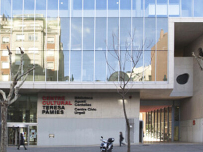BDC presenta cada trimestre más de 30 espectáculos en vivo (teatro, circo, danza, música), más otras actividades, que van rotando por 34 salas distribuidas por todos los barrios de la ciudad de Barcelona. Centro Cívico Urgell-Barcelona, España