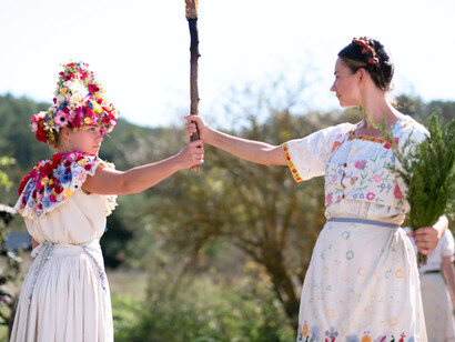 The setting in Midsommar is disorienting. Almost the entire movie takes place in bright daylight, which goes against the usual horror language of darkness and shadows