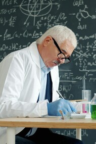 Dans le silence du laboratoire, l’humain interroge la frontière entre hasard et nécessité, là où la vie obéit aux lois sans cesser de défier le déterminisme