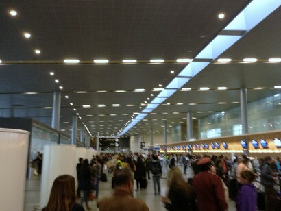 Volvió al calor adolescente y lo recobró bajando las escalerillas del avión. Sintió también una extraña cercanía con todo lo que veía. Aeropuerto Internacional El Dorado, Bogotá, Colombia