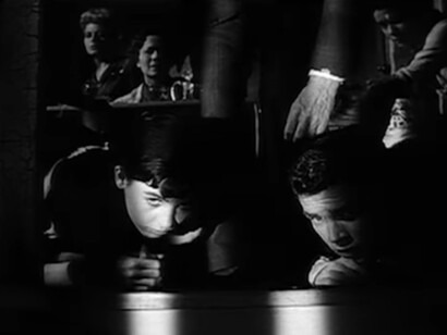 La familia Frank en una escena de The Diary of Anne Frank (1959)