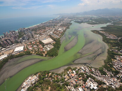 Lagoa da Tijuca em estado ambientalmente terminal devido ao assoreamento por sedimentos e lixo, aporte de esgoto sem tratamento e contaminação biológica. Foto de Mario Moscatelli