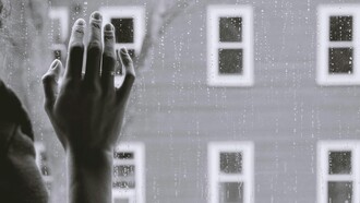 La solitudine non coincide sempre con l’essere soli, ma può nascere anche dalla distanza emotiva da chi ci è accanto
