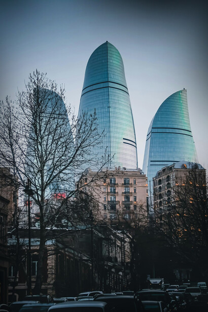Baku, Azerbaijan. Baku: tra le fiamme eteree delle antiche torri e i grattacieli moderni