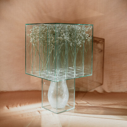 Las obras más recientes de Körei presentan composiciones de flores cortadas y jarrones dispuestos en una estructura ordenada, encerrados en recipientes de vidrio hechos a medida