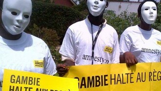 Manifestantes gambianos enmascarados protestan contra el gobierno del presidente Jammeh 