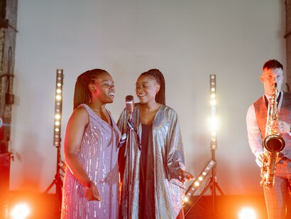 Cantoras se apresentam no palco