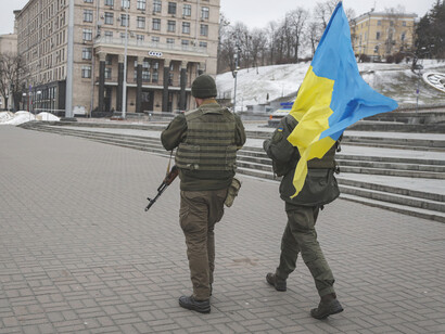 Dos soldados ucranianos patrullan por la ciudad de Kiev, Ucrania