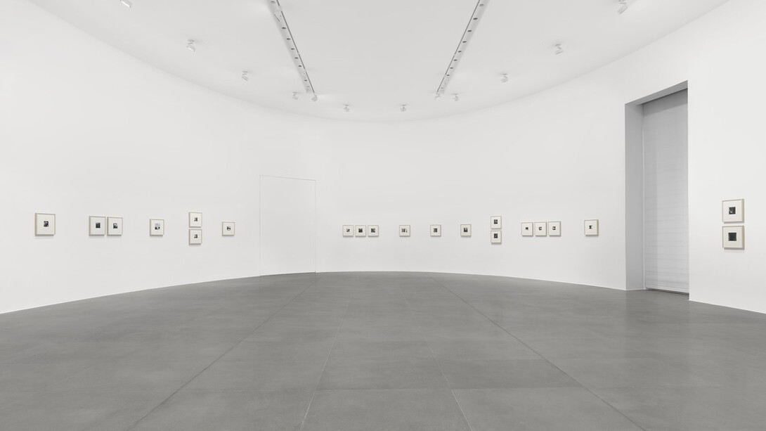 Francesca Woodman, Lately I find a sliver of mirror is simply to slice an eyelid, vista della mostra. Cortesia di Gagosian