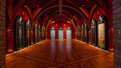 Por mostrar um “outro mundo”, também simboliza um modo de enxergar o mundo com outra perspectiva, o que inclui uma idealização, uma visão vaidosa, como no caso de Narciso, ou distorcida, como ocorre na anorexia. Pode também ser uma “porta” para o outro mundo que mostra na sua imagem, sendo por isso virado contra a parede ou coberto em ocasiões específicas, como nos funerais