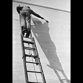 L'équilibriste, André Kertész. Courtesy of Jeu de Paume
