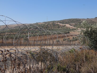 La costruzione del muro ha trasformato la geografia del territorio in un mosaico frammentato, dove la continuità palestinese è stata spezzata