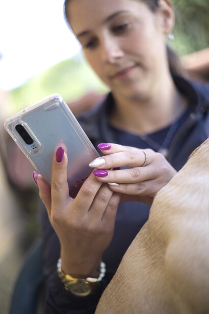Empresária checa as contas de suas lojas nas redes sociais 