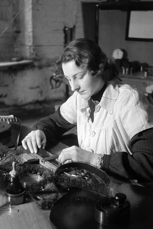 Mientras el corte permaneció invisible, las mujeres sostuvieron la narrativa desde las sombras, definiendo ritmo, sentido y emoción sin reconocimiento público