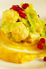 Gnocchi di quinoa e farina di mais con porri, crema  di patate alla curcuma e chicchi di melograno 