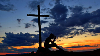 Mujer solitaria reza junto a una humilde cruz. En busca de respuestas, continuamos nuestra indagación