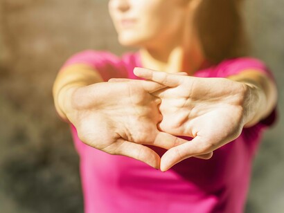 Ragazza durante un'attività fisica all'aperto: "Se quel tempo libero dal lavoro, fosse per un hobby? O per studiare? O per fare attività fisica? O per costruire relazioni profonde?"