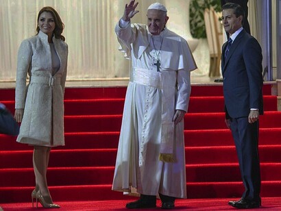 Papa Francisco no México, 2016. O Papa Francisco mudou muito a igreja católica e de uma forma positiva. Abriu espaço para ouvir a todos e fez modernizações importantes na Cúria Romana. Fez mudanças no Banco do Vaticano. Colocando uma auditoria séria. Dando mais transparência ao Banco. Diminuindo os escândalos de corrupção. Fez uma mudança profunda no código canônico para tentar reduzir os escândalos de pedofilia