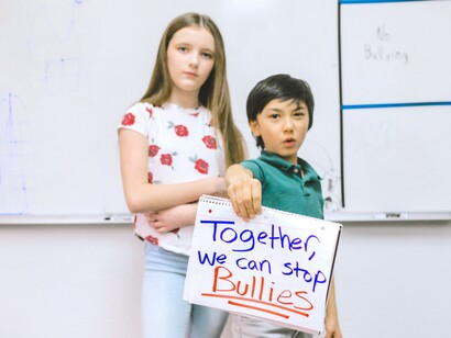 Alunos seguram caderno com mensagem 'Juntos podemos parar os bullies'