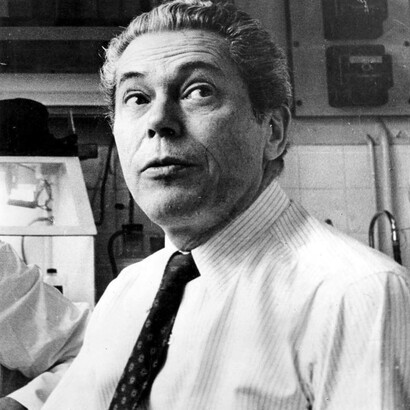 Jacques Monod. En 1959, il est nommé professeur à la faculté des sciences de Paris sur la chaire nouvellement créée de chimie du métabolisme, rebaptisée biologie moléculaire en 1966 © By Farabola, Public Domain