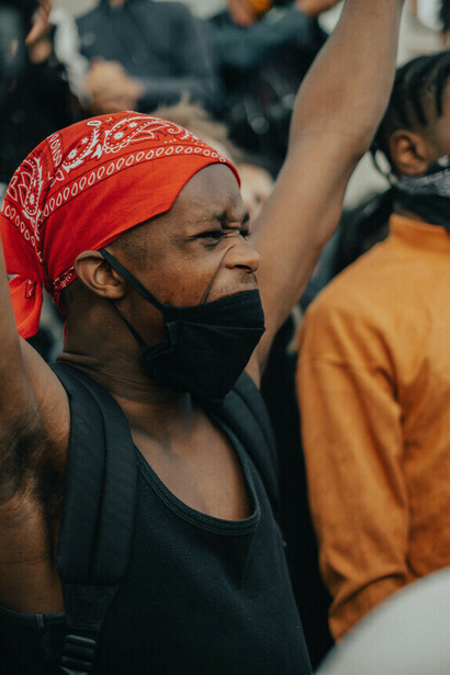 Un hombre grita durante una protesta en apoyo de Black Lives Matter