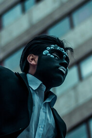 L’ego peint des illusions sur son visage, essayant de cacher sa vérité intérieure