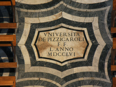 Dettaglio della pavimentazione (di G. Valvassori) con la lapide in ricordo de “UNIVERSITA DE PIZZICAROLI” (foto Studio Azimuth147)