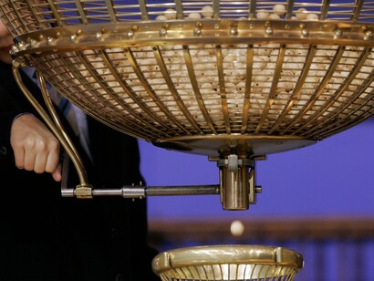 Extracción de una bola de uno de los bombos del sorteo