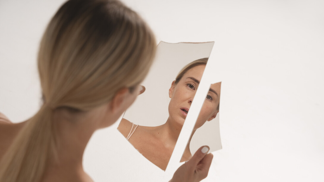 L'identité se brise quand le reflet obéit à une norme étrangère