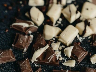 Pedaços de chocolate. A função do alimento é nutrir. Entretanto, quando comemos (com frequência) por emoção, geralmente procuramos alimentos que nos confortem e nos transportem para um momento em que nos sentiámos seguros e aquecidos. Buscamos alívio psicológico por meio de alimentos que nos confortam e nos levam de volta a uma época de nossas vidas em que as coisas eram agradáveis