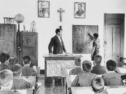 Nuñomoral (Cáceres), 10 de mayo de 1954. Aula del Hogar Caudillo Franco, que Auxilio Social tiene en Las Hurdes