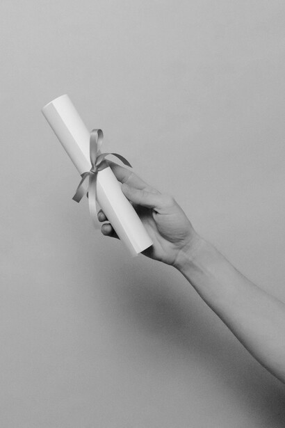 En lugar de celebrar la curiosidad, se celebra la resistencia al agotamiento