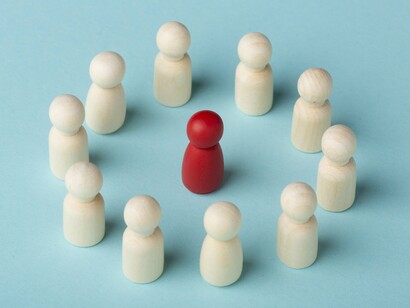 Meritocracia. A camada mais empobrecida da nossa sociedade vive de paradoxos. Basicamente, se você quer ver os pais irem na escola, basta cortar o Bolsa Família. O pai, a mãe, a vó, todo mundo aparece; mas não para saber sobre o desempenho escolar do filho. Aparecem apenas para saber o que aconteceu para cortarem o benefício