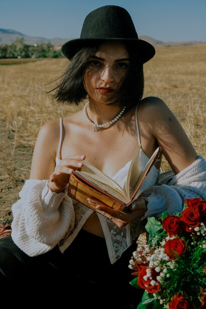 Influencer de livros mostra seu momento de leitura