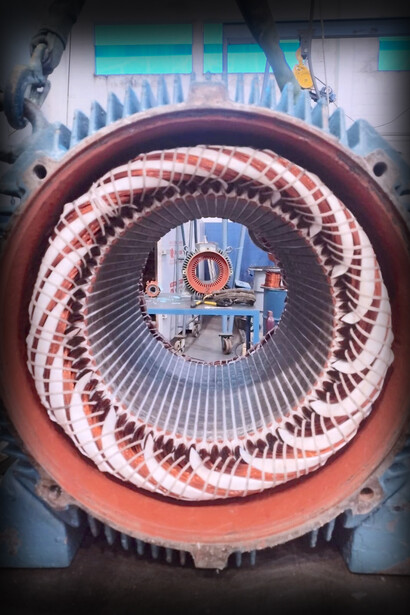 O motor de indução de corrente alternada de Tesla é um dispositivo engenhoso que converte energia elétrica em movimento rotativo, sendo amplamente utilizado em sistemas elétricos modernos devido à sua eficiência e simplicidade de operação