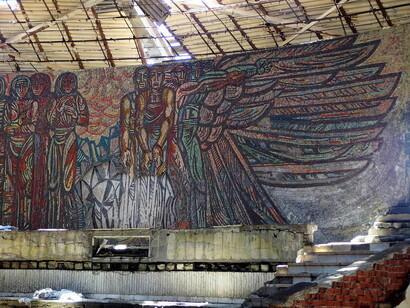 National Park-Museum "Shipka-Buzludzha" includes the Shipka Memorial, which commemorates the heroic battles fought during the Russo-Turkish War, marking a key moment in Bulgaria's path to independence