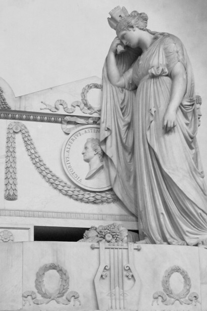 Santa Croce è la cattedrale degli spiriti illustri, dove la pietra diventa voce della storia e dell’identità italiana. Nella foto la tomba monumentale di Vittorio Alfieri, dettaglio della personificazione Italia, opera di Antonio Canova 1804-10. Basilica di Santa Croce, Firenze, Italia