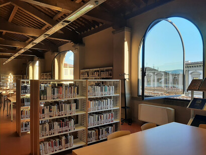 O espaço da Biblioteca delle Oblate se destaca por um rico acerco medieval e por oferecer acessibilidade a pessoas com necessidade de mobilidade