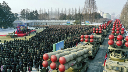 El líder norcoreano Kim Jon-un asiste a una ceremonia en la que se presentaron los nuevos lanzacohetes múltiples durante una reunión plenaria del Partido de los Trabajadores de Corea
