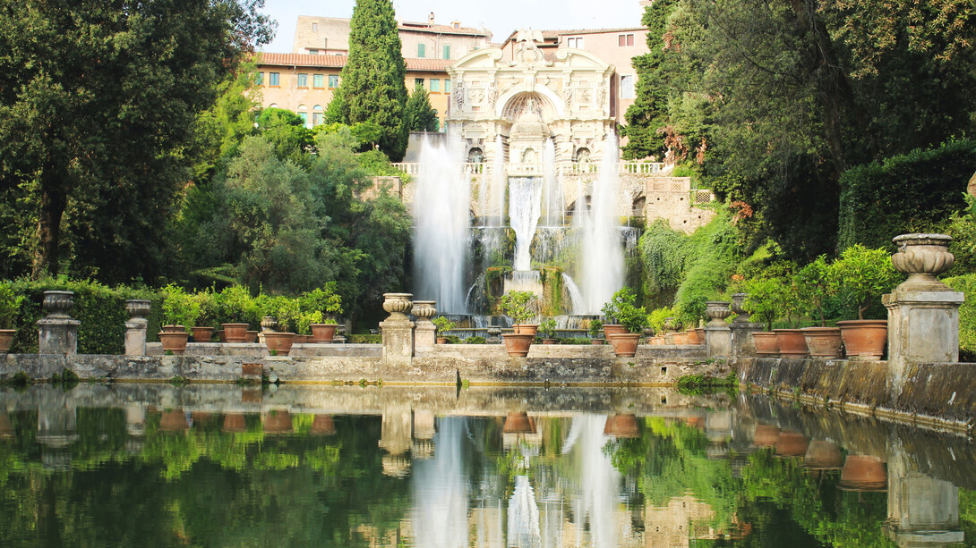 Patio interno de la Villa Gregoriana en la ciudad de Tívoli, Italia