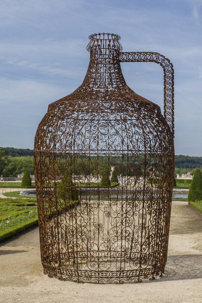 Joana Vasconcelos, *Garrafão de vinho*, Pavillon de Vin, 2011. Ferro forjado, plantas de videira, 550 x Ø 330 cm. Cortesia Societé EFFI/Galerie Nathalie Obadia, Paris