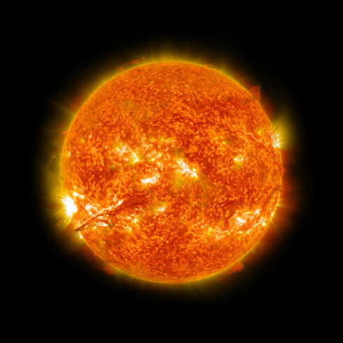 El Sol tiene una magnitud absoluta de +4.83, estimada como más brillante que el 85% de las estrellas de la Vía Láctea